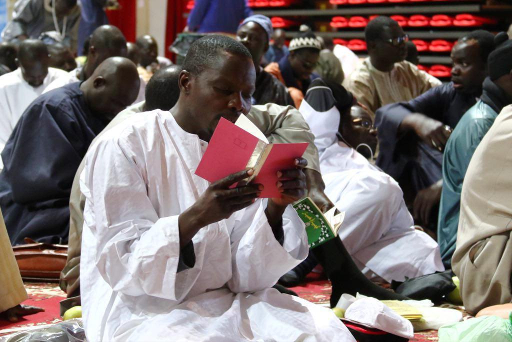 Senegalesi in preghiera all'interno del PalaModì (Marzi Pentafoto)