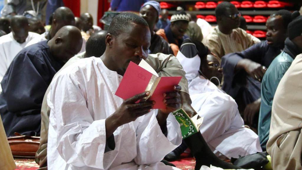 Senegalesi in preghiera all'interno del PalaModì (Marzi Pentafoto)