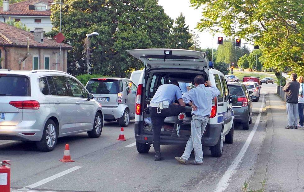 Scontro fra scooter e due auto Un uomo finisce all’ospedale