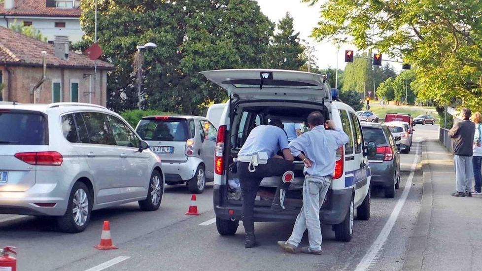 Scontro fra scooter e due auto Un uomo finisce all’ospedale