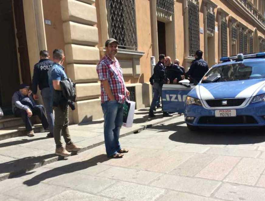 Gli rubano il portafogli, anziano sviene 