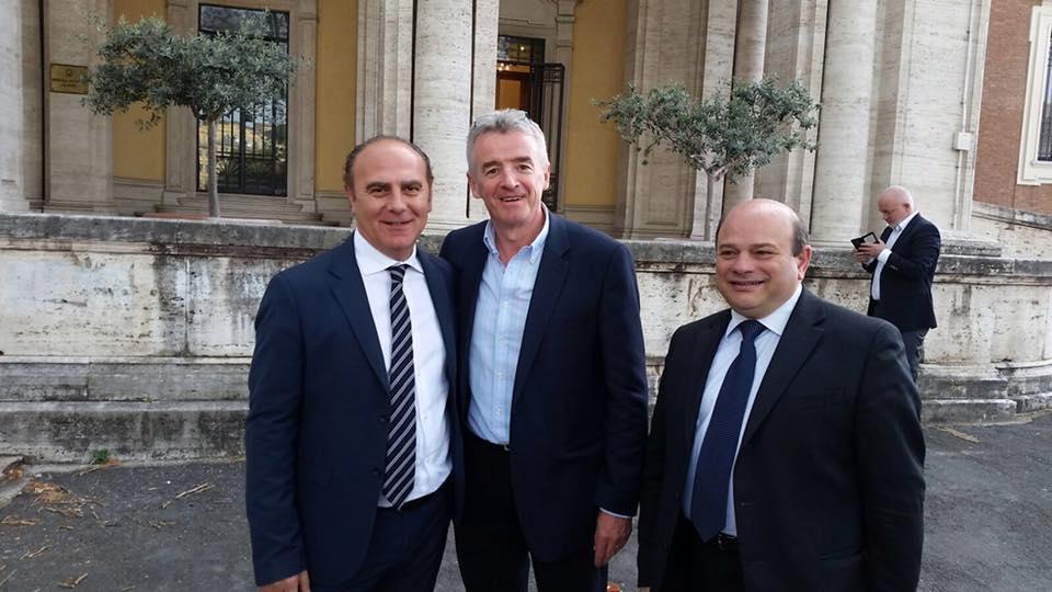 Da sinistra, il sindaco di Alghero Mario Bruno, il ceo di Ryanair Michael O’Leary, e il sindaco di Sassari Nicola Sanna al termine di un recente incontro a Roma