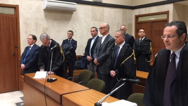 Renato Soru e i suoi avvocati ascoltano la sentenza di condanna (foto di Mario Rosas)