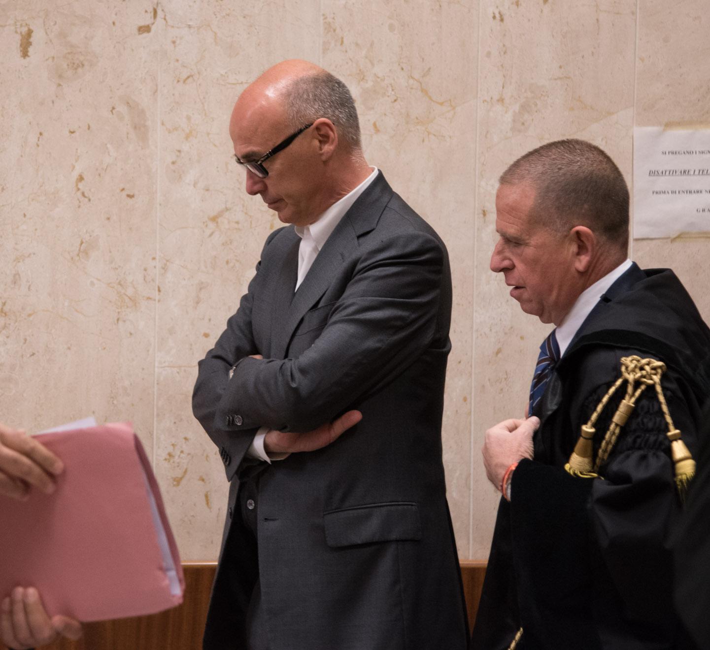 Renato Soru accanto al suo avvocato Giuseppe Macciotta al momento della sentenza (foto di Mario Rosas)