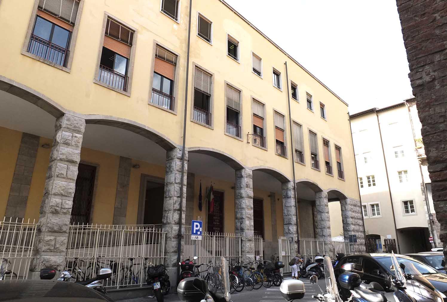 Il palazzo ex Telecom in piazza Facchini