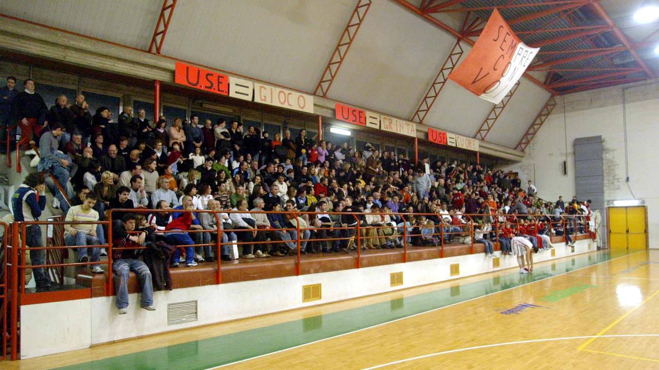 Il pubblico all'interno della palestra Lazzeri