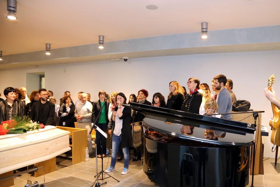 Modena. L’ultimo addio a “Santamaria” con gli amici e canzoni gospel 