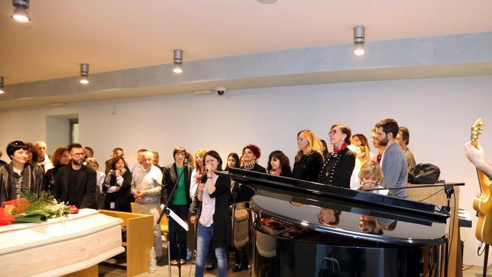 Modena. L’ultimo addio a “Santamaria” con gli amici e canzoni gospel