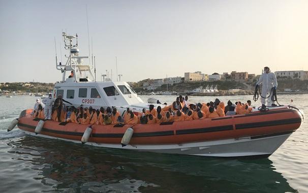 La motovedetta CP 307 in una missione di salvataggio