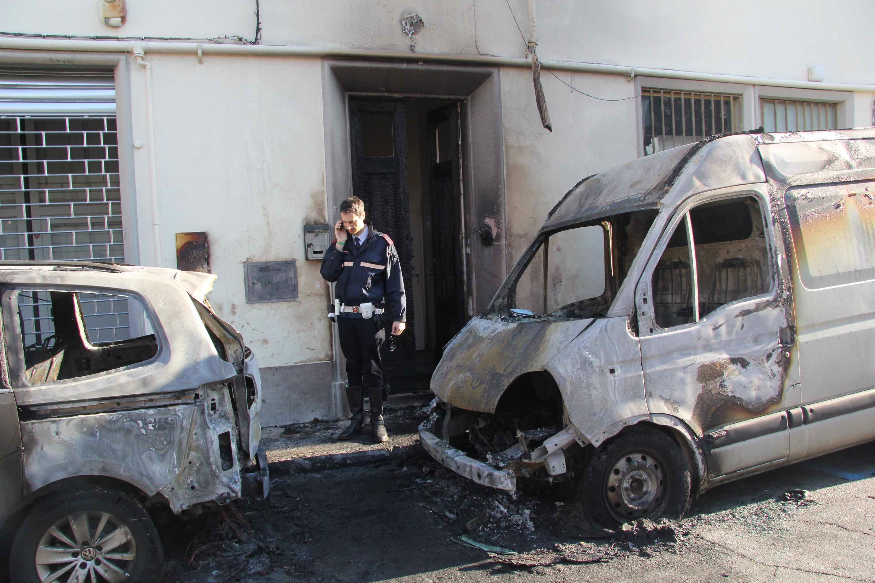 L'incendio del furgone a ridosso di un palazzo di via Cerutti