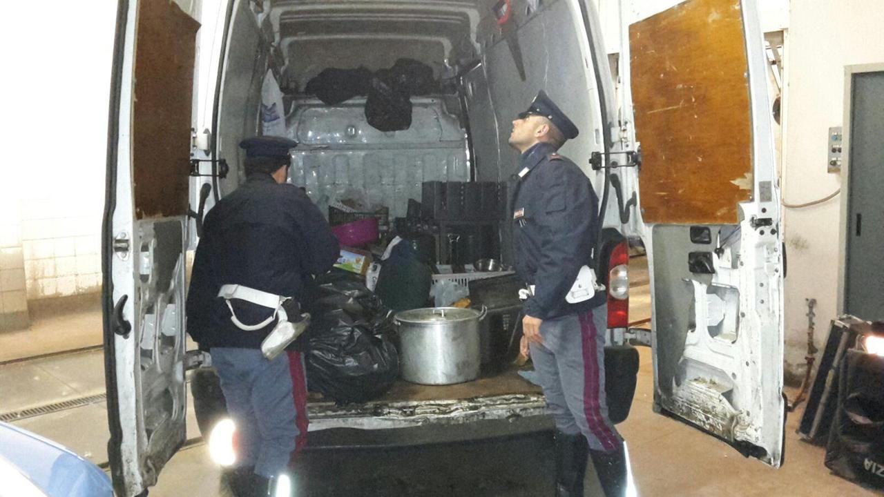 Il controllo della polizia stradale al furgone del catering cinese