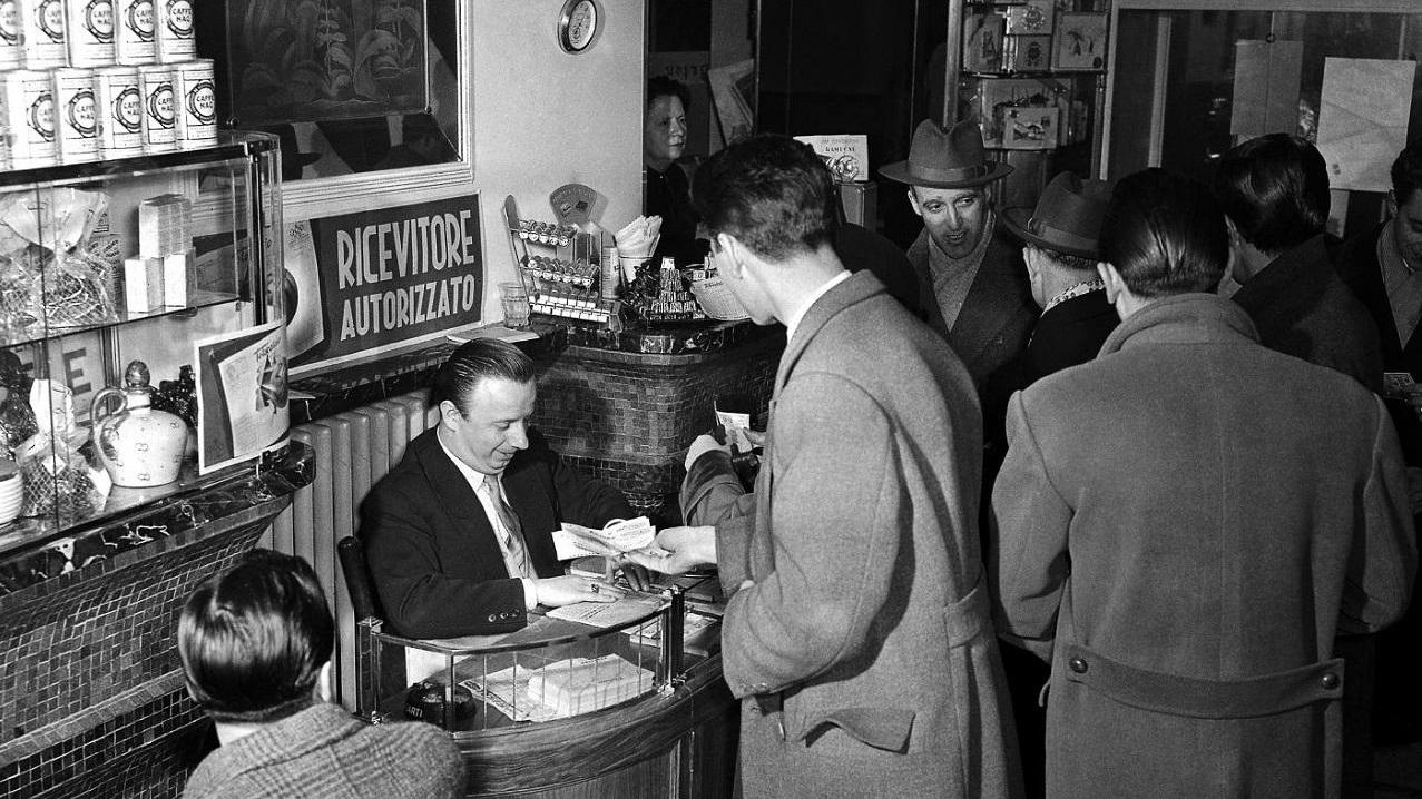 Una ricevitoria del Totocalcio nei primi anni del gioco