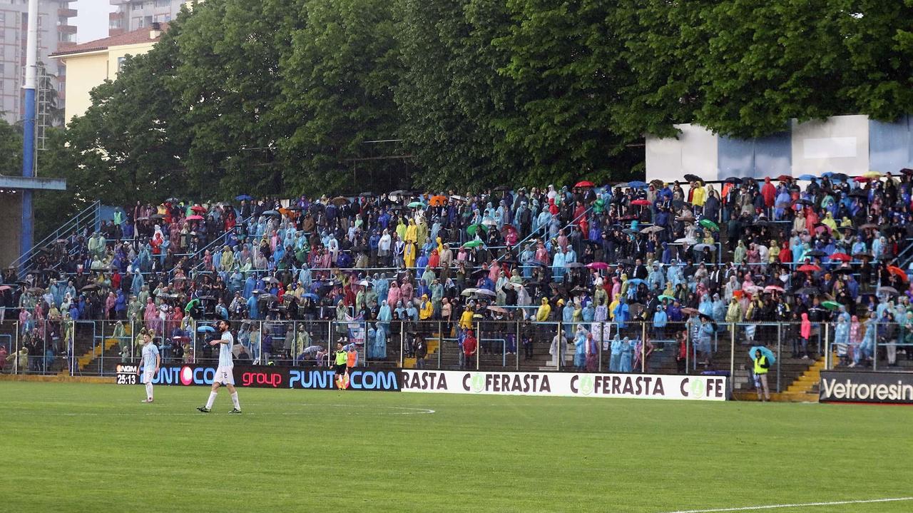 La gradinata del Mazza con i tifosi