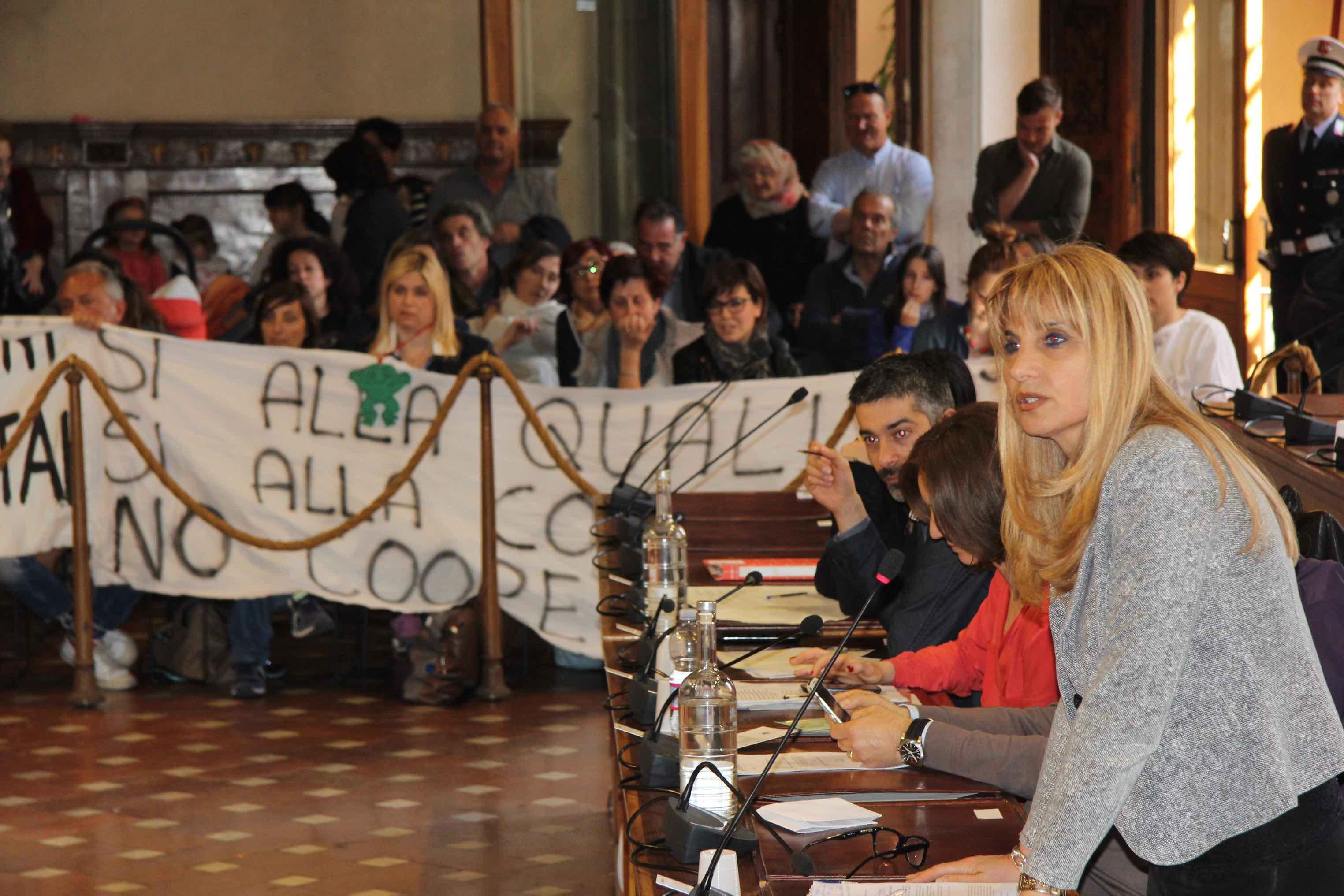 L'intervento della consigliera Marilena Garnier durante la protesta dei genitori (foto Batavia)