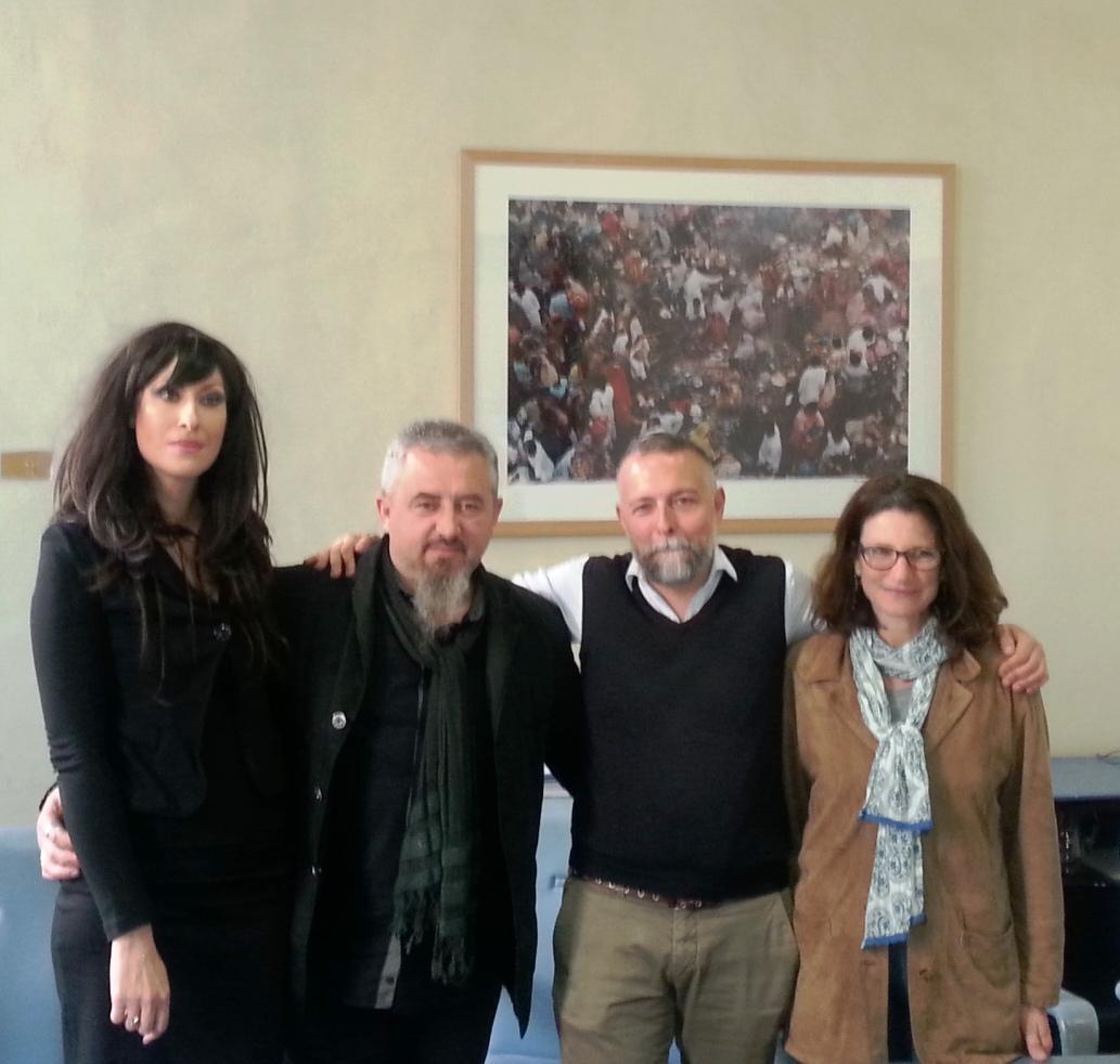 Pulcinelli (secondo da sinistra) con gli organizzatori della mostra