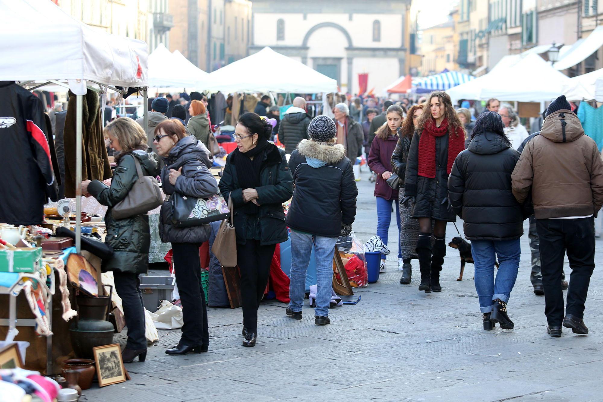 Un mercato in piazza Mazzini a Pescia (foto d'archivio)