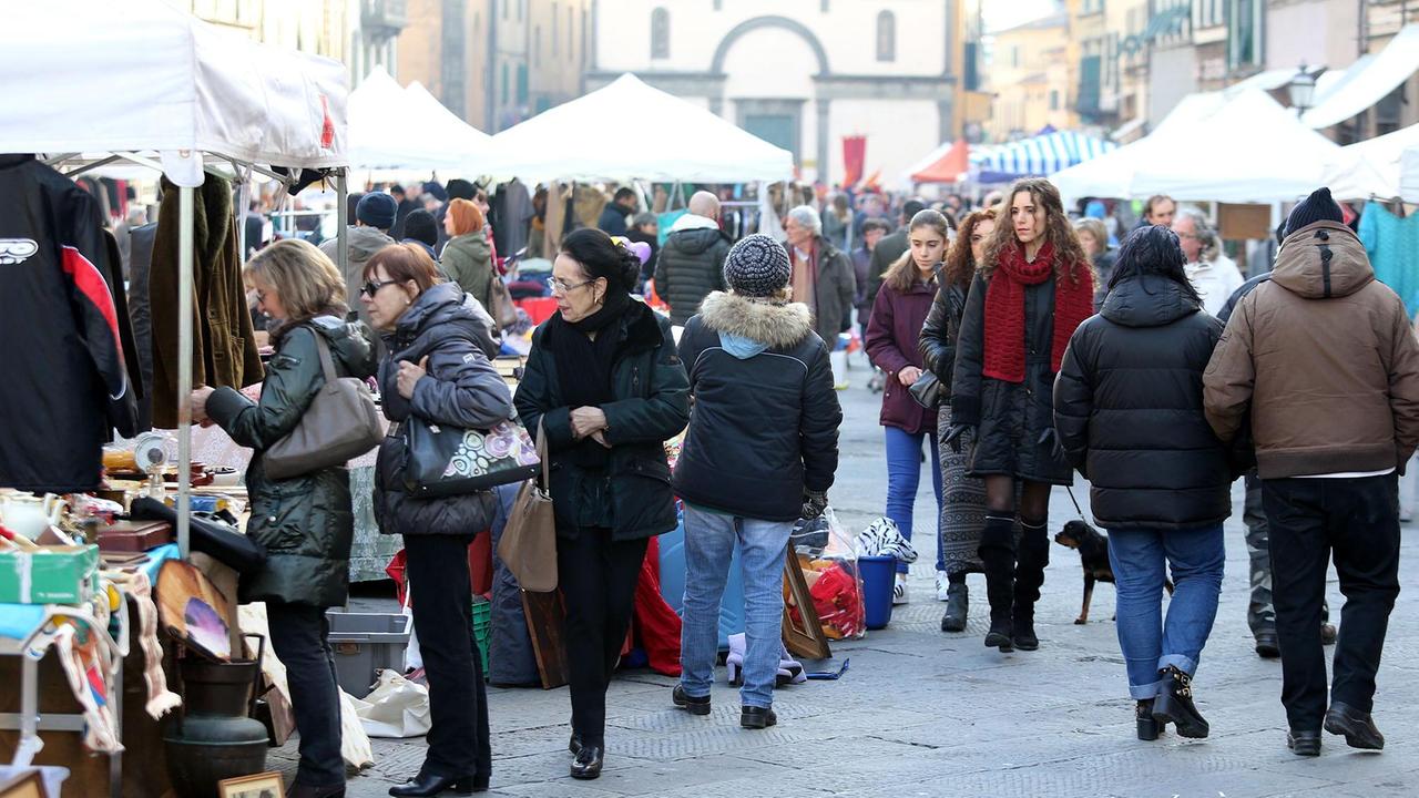 Un mercato in piazza Mazzini a Pescia (foto d'archivio)