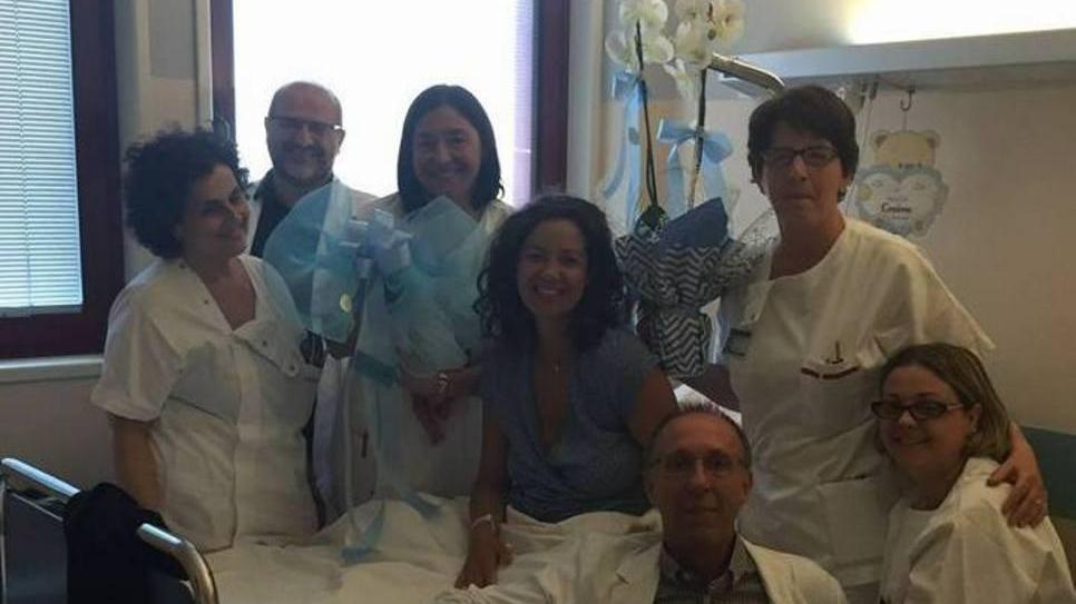 Mamma Chiara insieme al piccolo Cosimo circondata da colleghi e colleghe