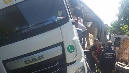 Il camion incastrato