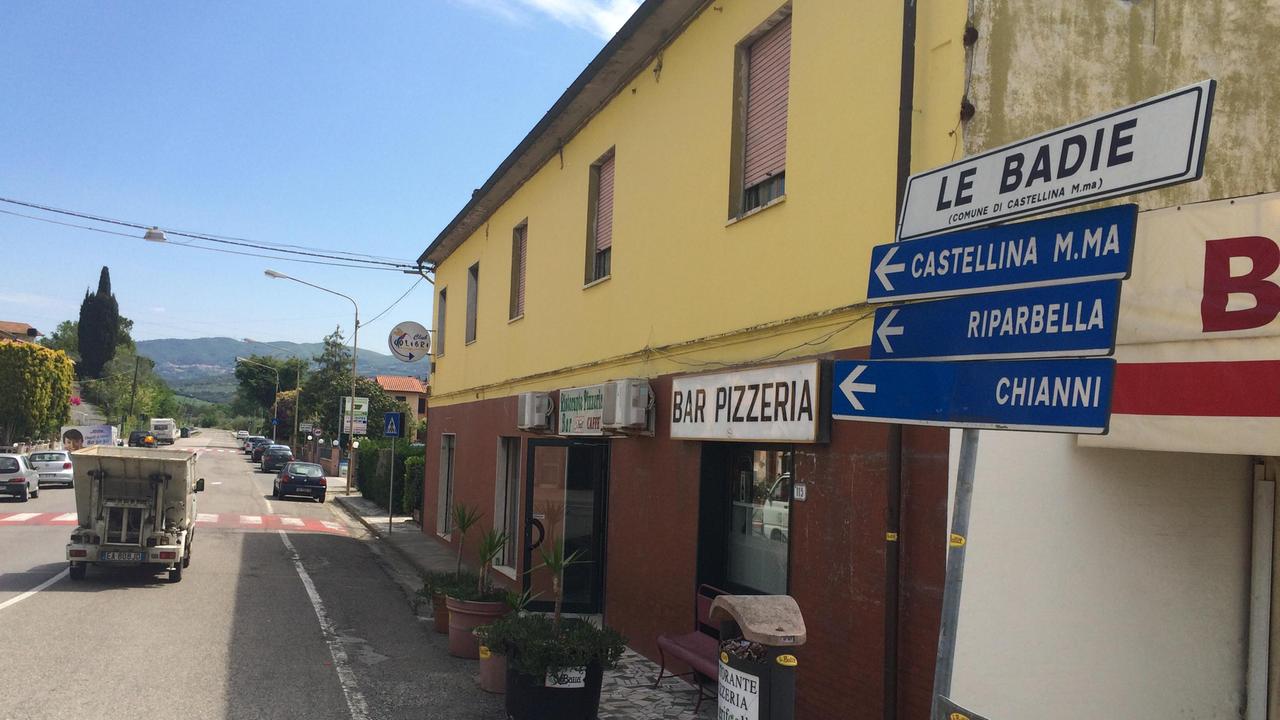 Le indicazioni stradali lungo l'Emilia per Castellina e Riparbella (Foto Falorni/Silvi)