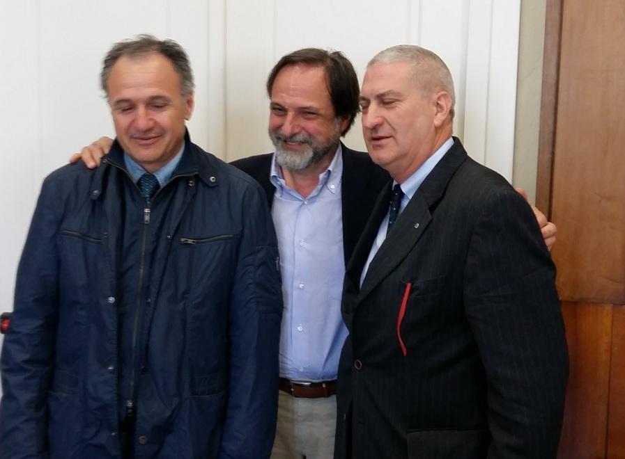 Il direttore Scarafuggi al centro della foto fra i due suoi avvocati