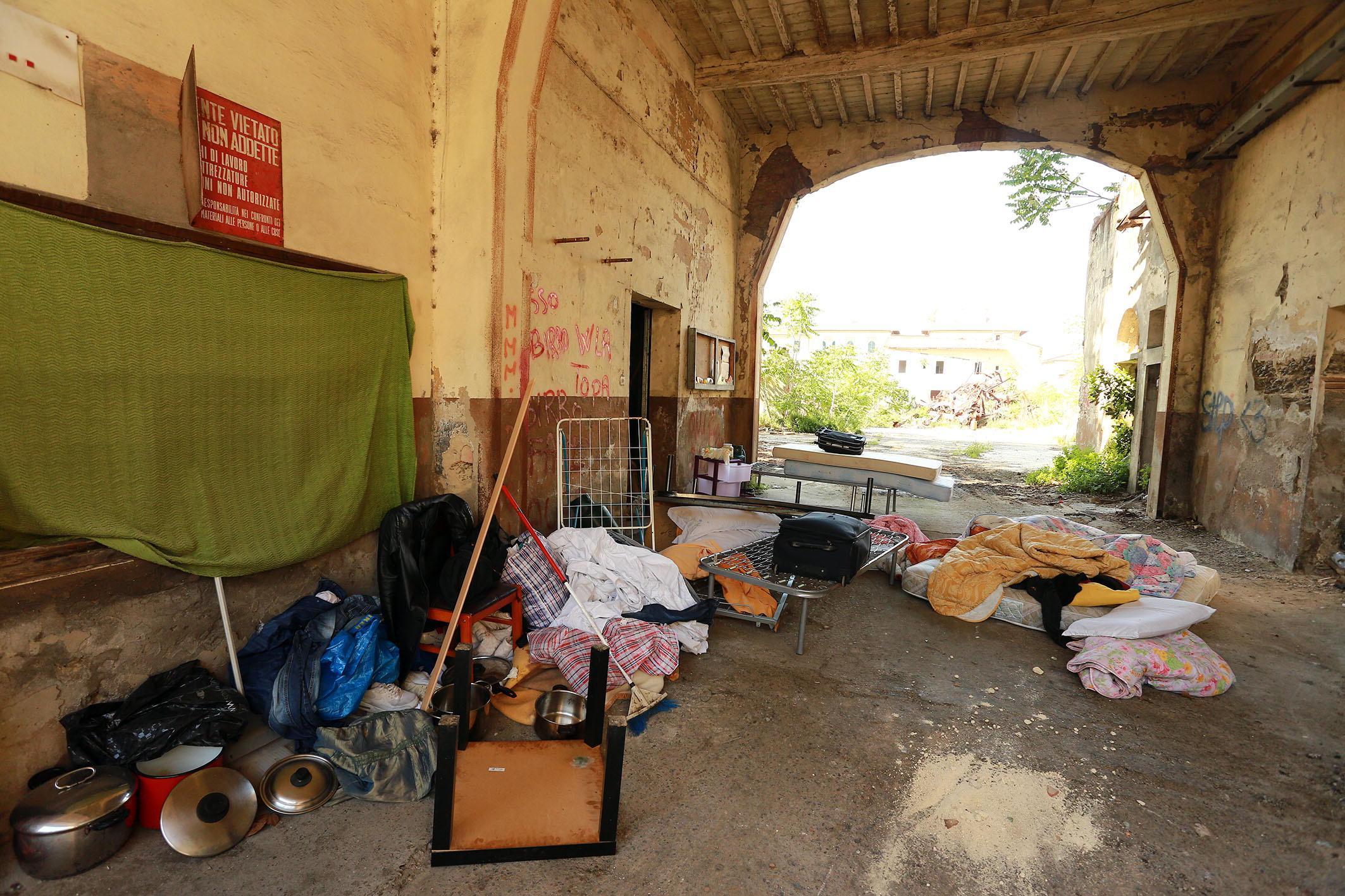 I materiali trovati dentro la ex fabbrica (foto Sestini)