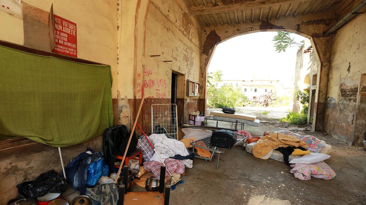 I materiali trovati dentro la ex fabbrica (foto Sestini)