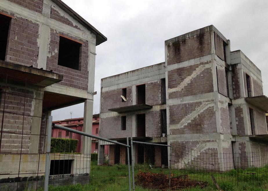 Scheletri di cemento mai finiti 