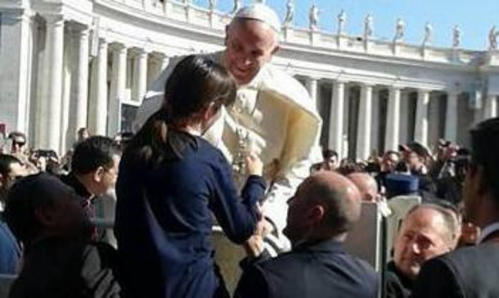 Papa Francesco abbraccia Laura