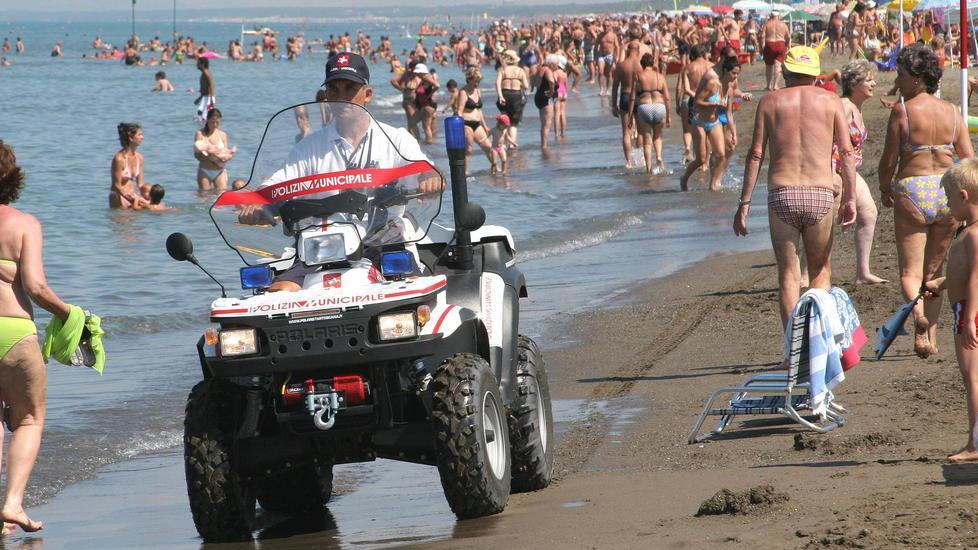 Teli da mare sequestrati dimenticati in magazzino