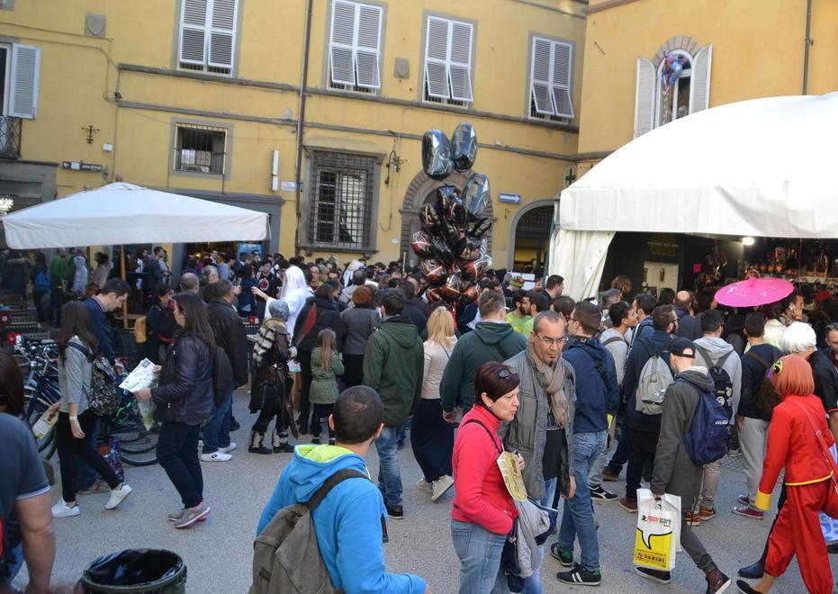 Il super banner della griffe “sfratta” il banco storico