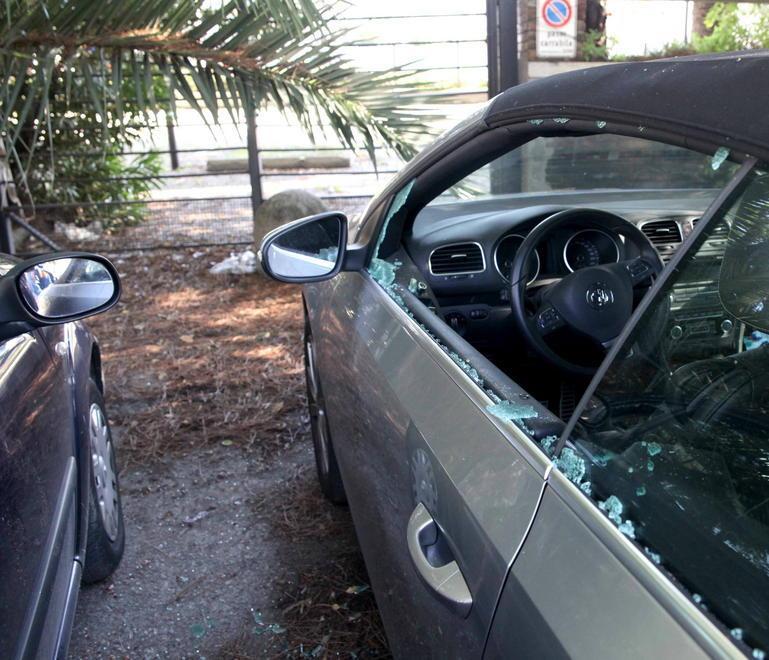 Litigano e distruggono le loro auto a colpi di cric 