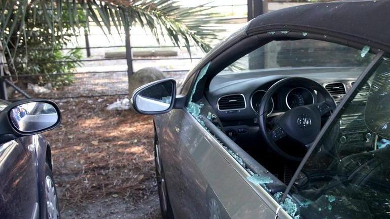 Litigano e distruggono le loro auto a colpi di cric