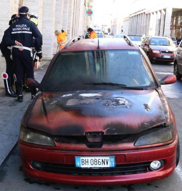 Auto prende fuoco in via Grande 
