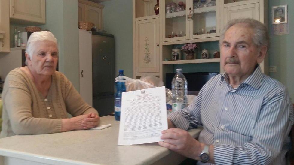 Coppia di anziani derubata della pensione: «Erano i soldi per la festa degli 80 anni»