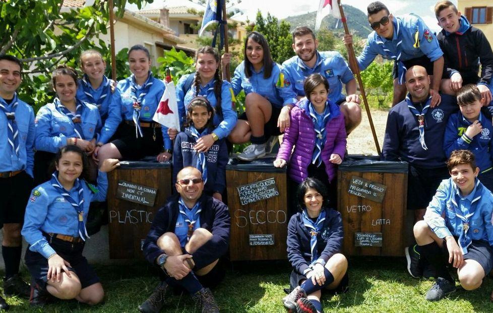 Nei giardinetti i cestini realizzati dagli scout 