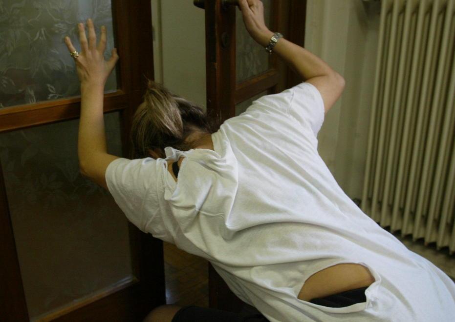Abusi su una ragazza slitta il processo al padre e allo zio 