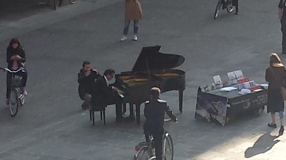Il pianista “fuori posto” allontanato dalle vigilesse