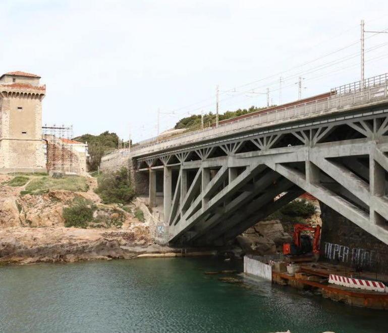 Maxi intervento in corso sotto il ponte di Calafuria 