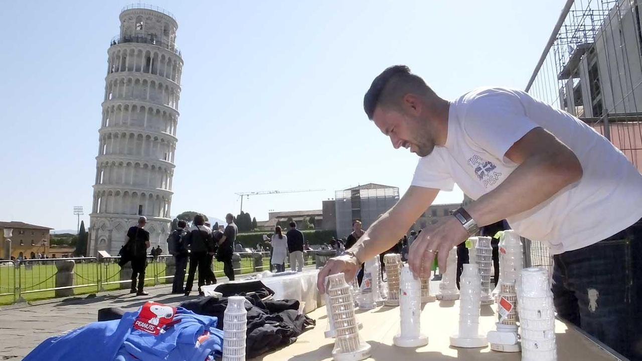 Le bancarelle tornano sotto la Torre, la protesta di cartone