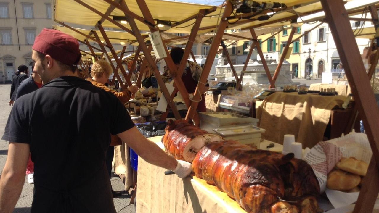 I banchi con la porchetta al Mercato del giubileo in piazza Duomo