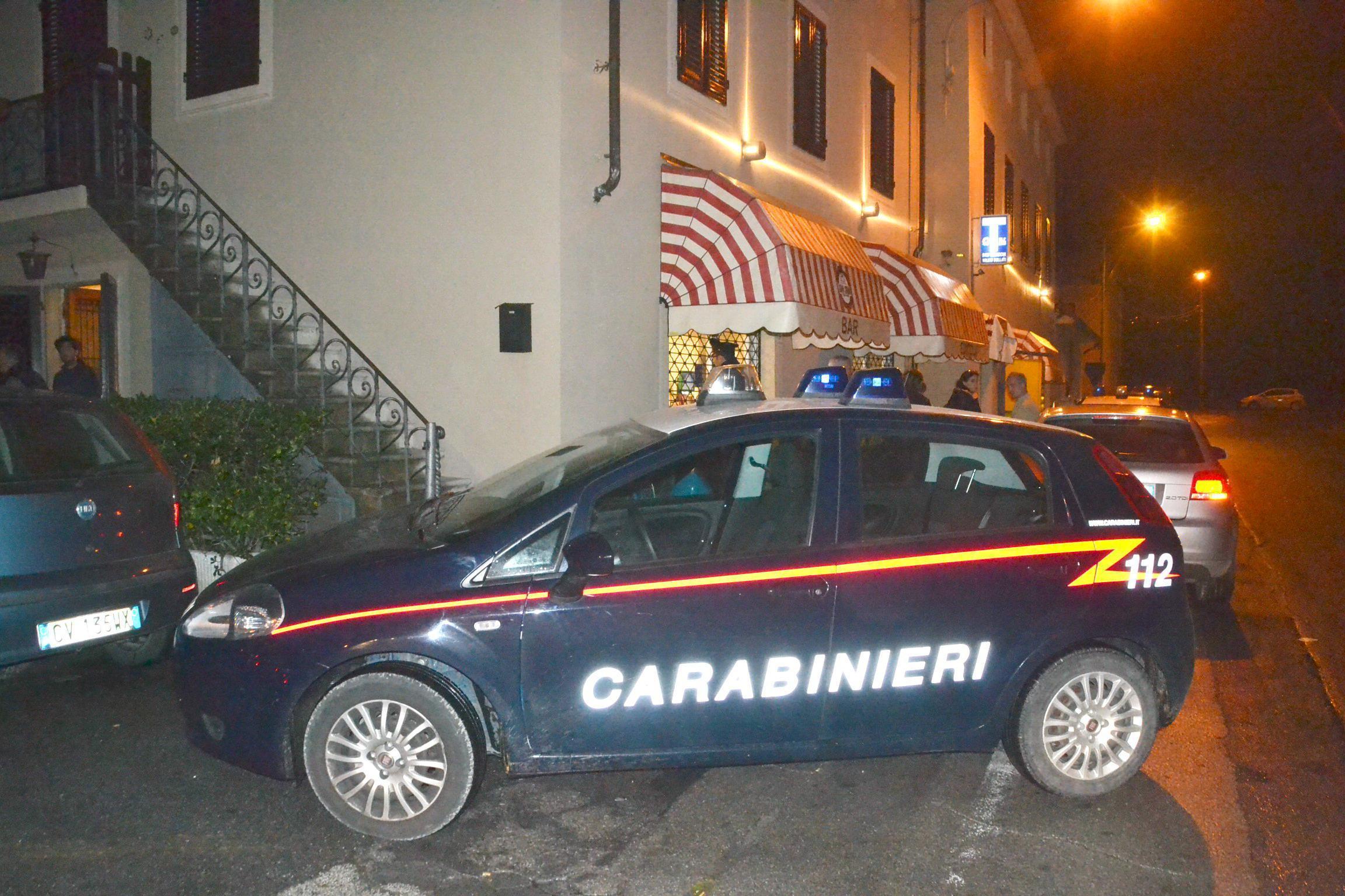 Donna dà in escandescenze ad Agliana, denunciata per resistenza a pubblico ufficiale e danneggiamenti all'auto di servizio 