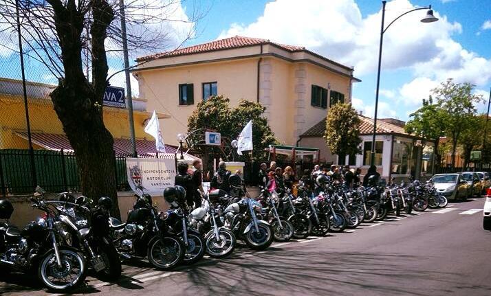 Alcune delle moto presenti al raduno in via Vittorio Veneto a Olbia
