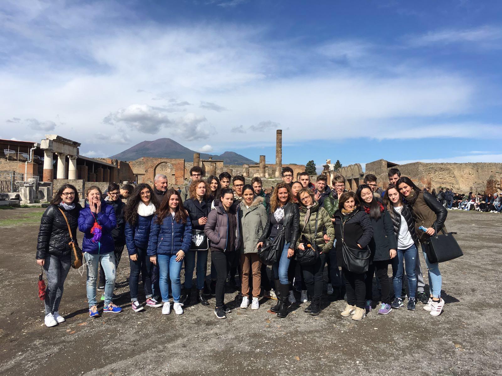 Gli studenti della classe del liceo Livi che ha vinto il premio  