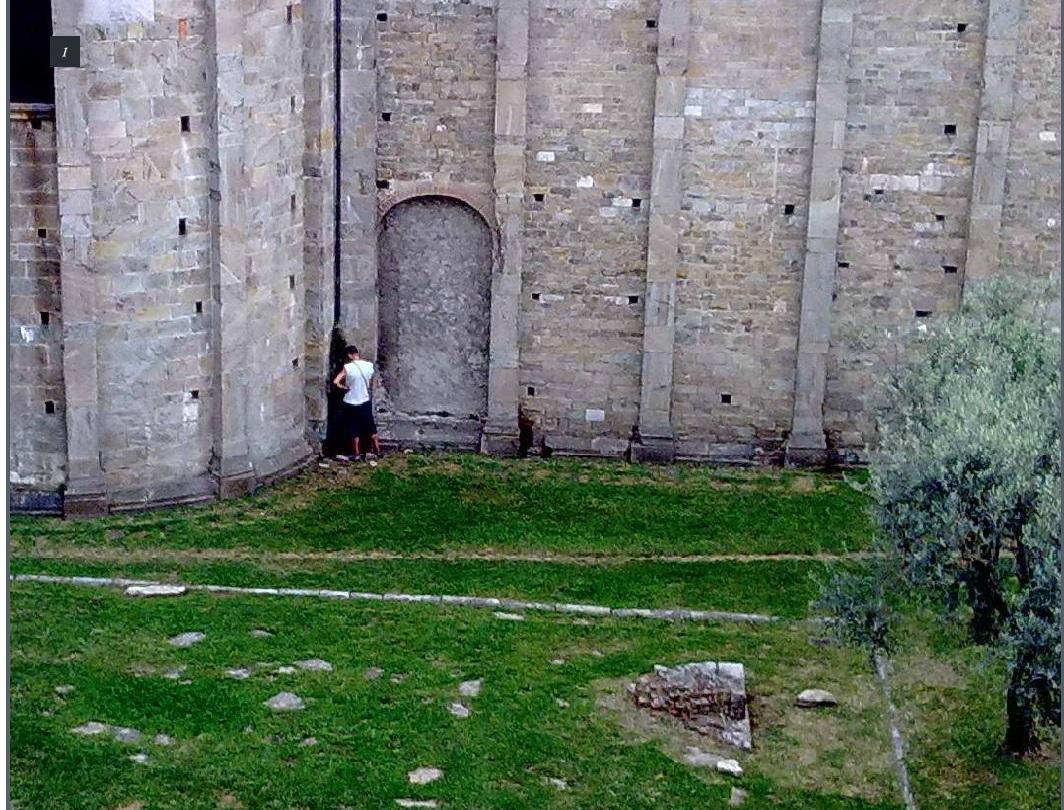 Pescati a fare pipì nei vicoli, multati 12 giovani