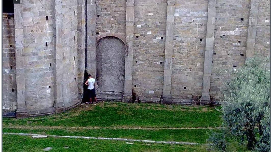 Pescati a fare pipì nei vicoli, multati 12 giovani