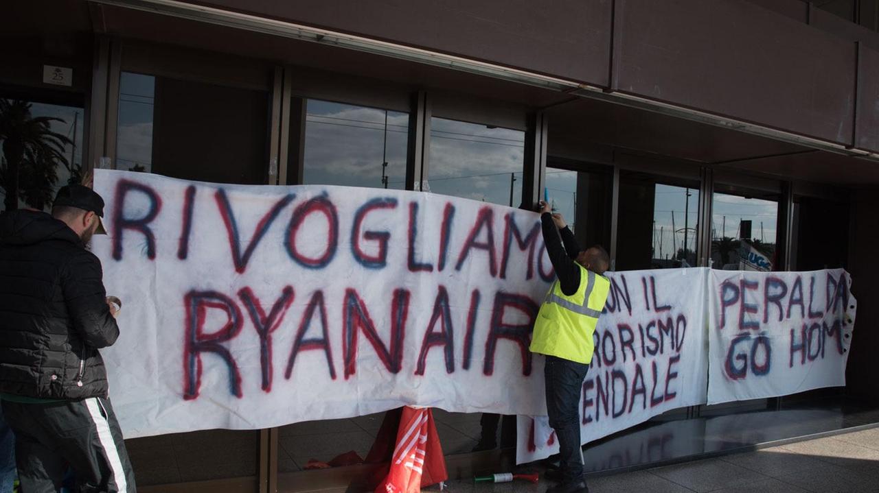 Una manifestazione pro Ryanair davanti al consiglio regionale