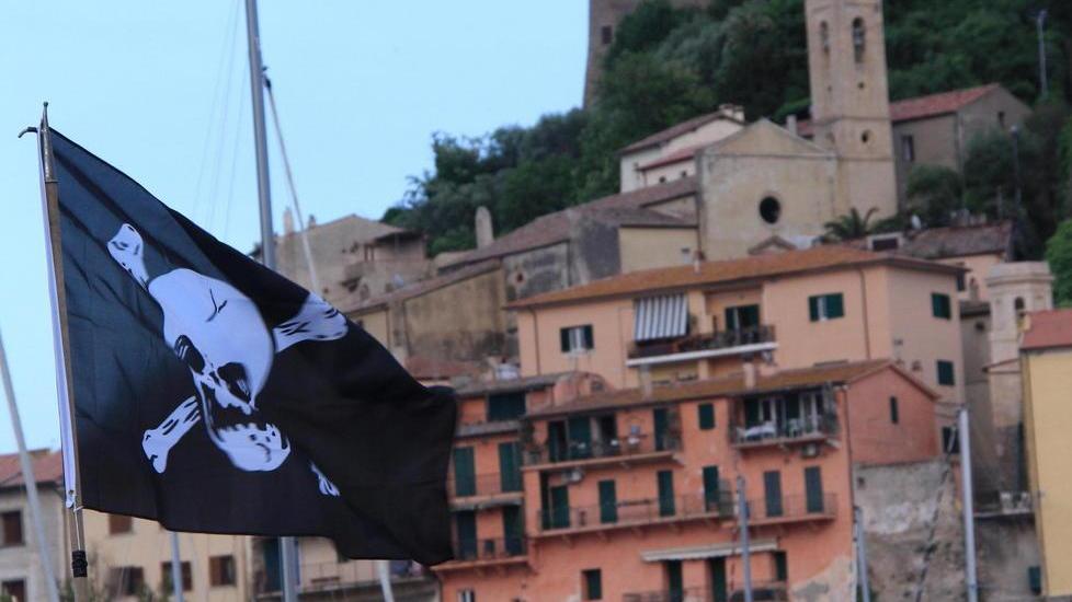 Ecco i pirati, borgo sotto assedio