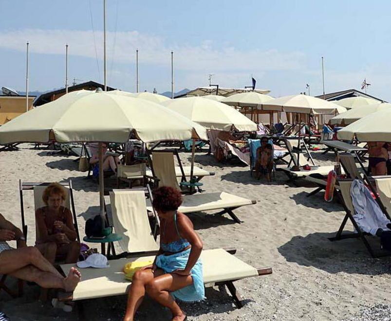 Balneari e concessioni Marras: «La legge li tutela» 