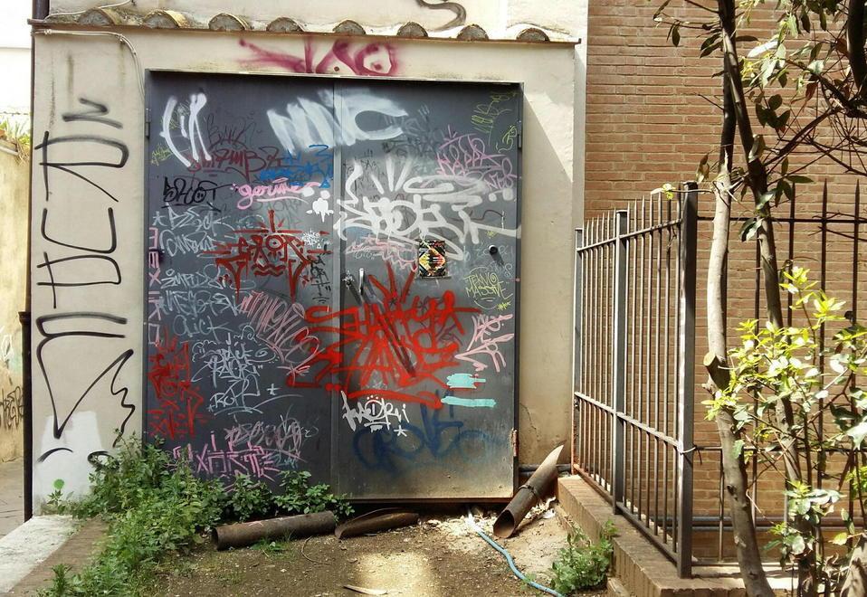 Il “salotto buono” imbrattato dai vandali 